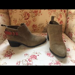 American eagle suede green western booties 6